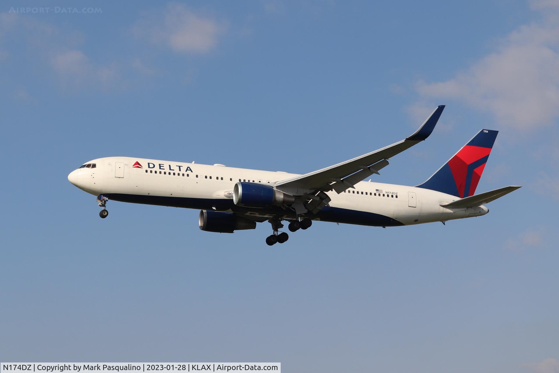 N174DZ, 1998 Boeing 767-332 C/N 29693, Boeing 767-332