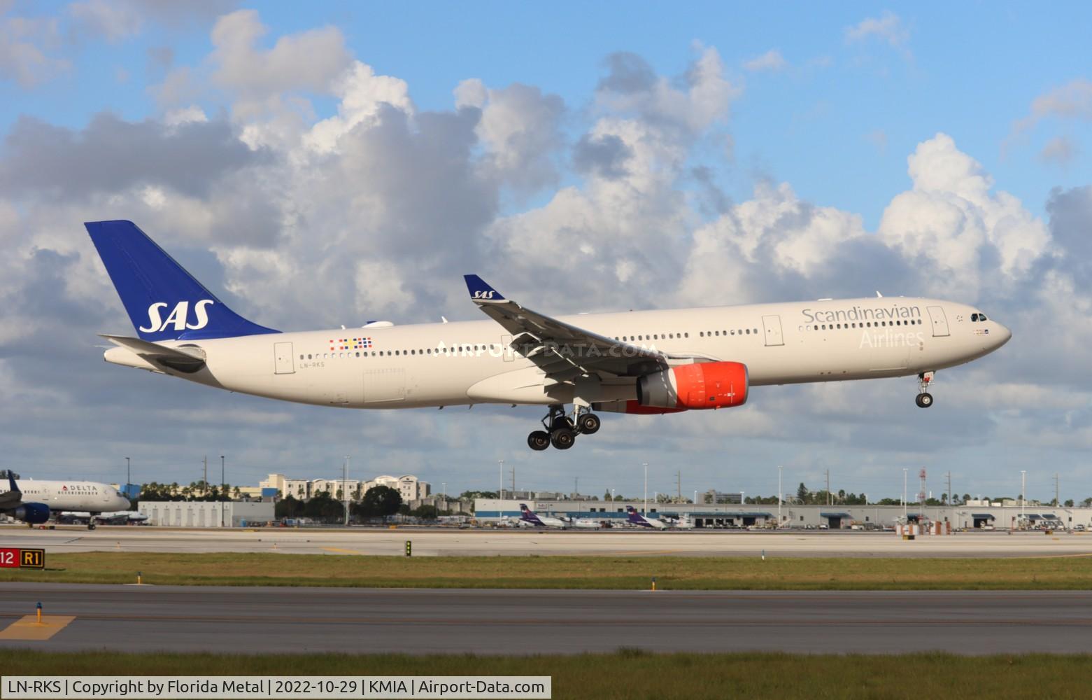 LN-RKS, 2015 Airbus A330-343E C/N 1665, SAS A333 zx