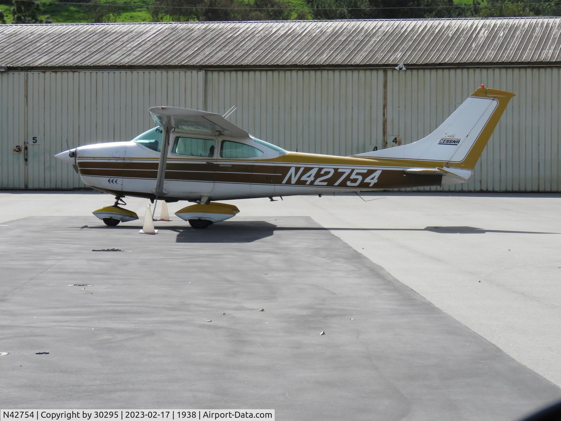 N42754, 1968 Cessna 182L Skylane C/N 182-59175, Parked