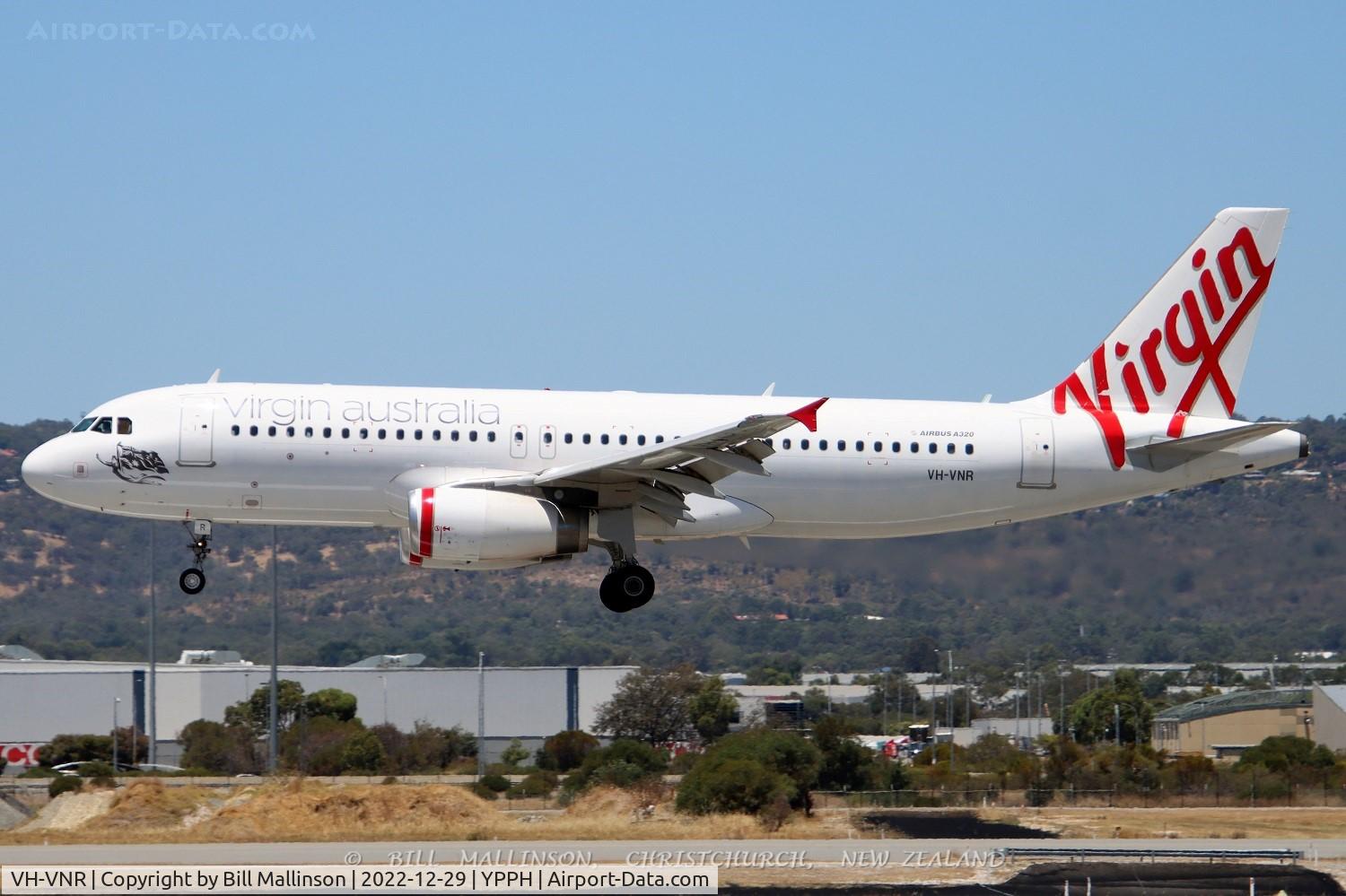 VH-VNR, 2013 Airbus A320-232 C/N 5900, finals to 03