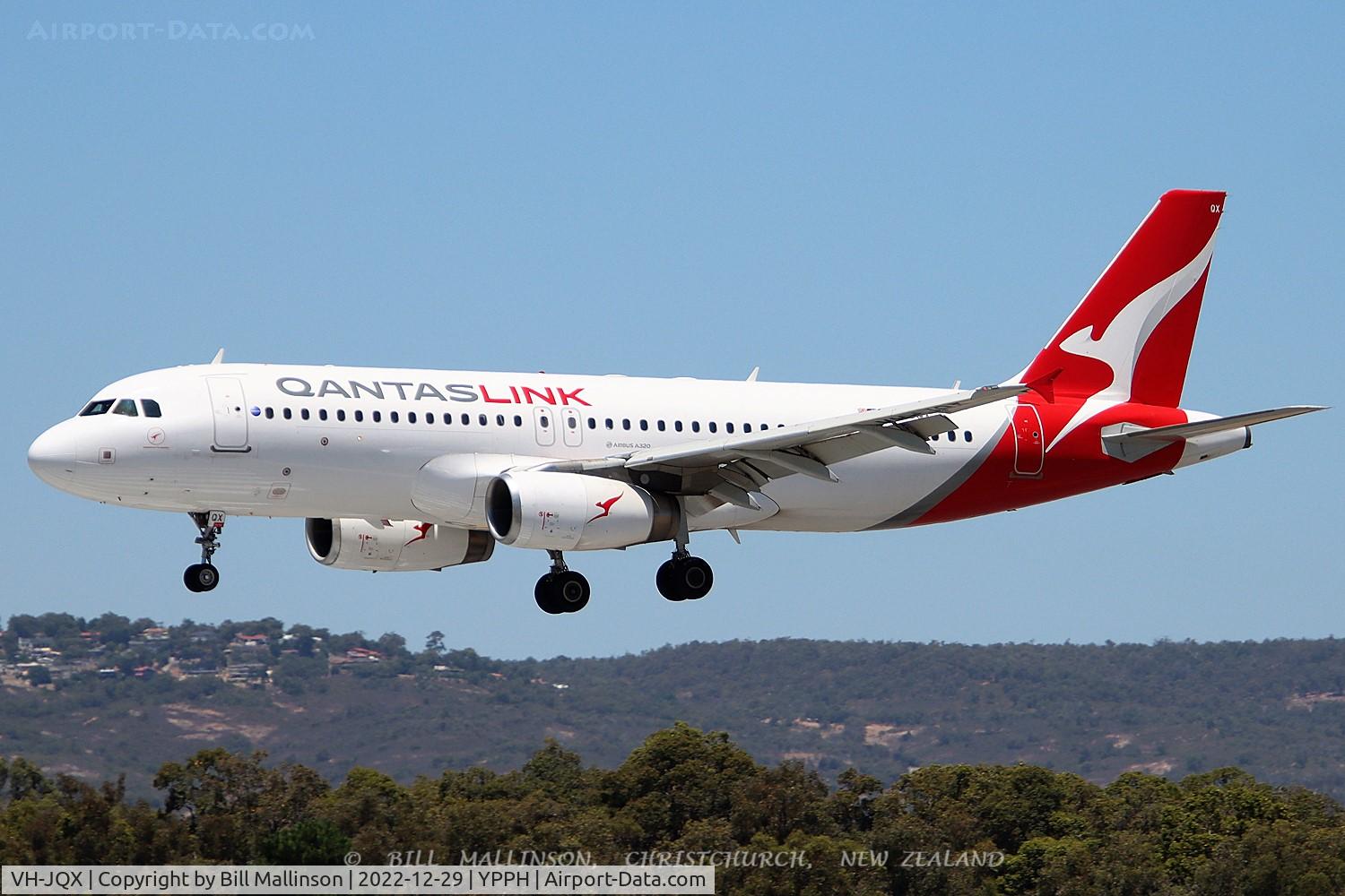 VH-JQX, 2004 Airbus A320-232 C/N 2197, finals to 03