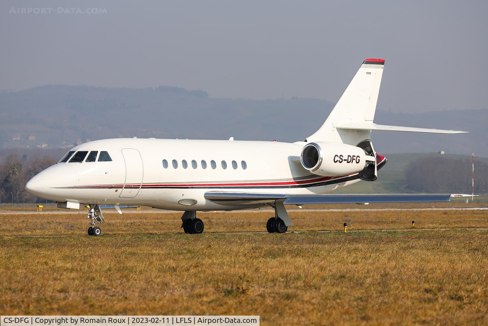 CS-DFG, 2004 Dassault Falcon 2000EX C/N 44, Taxiing