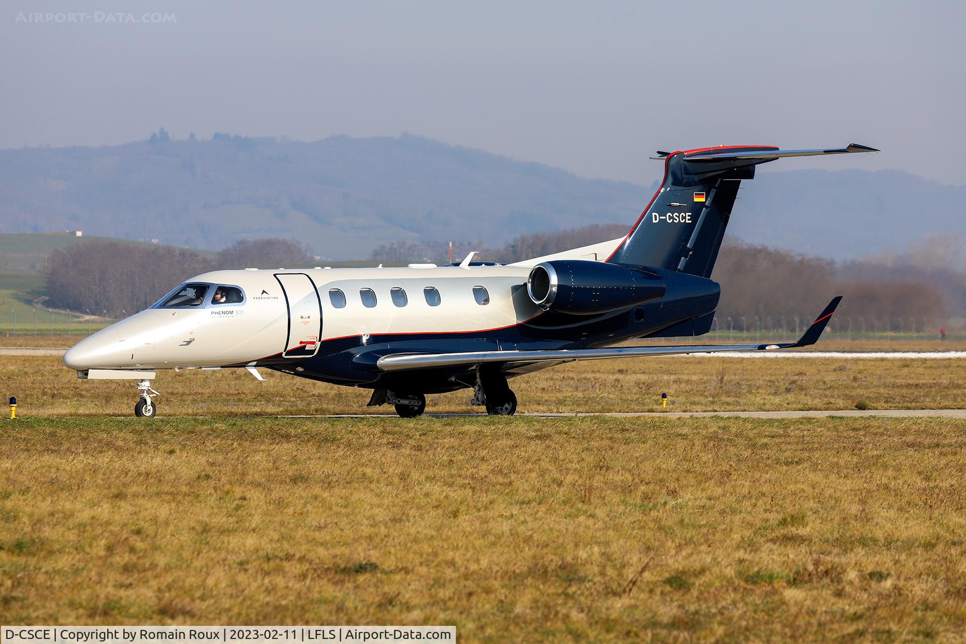 D-CSCE, 2017 Embraer EMB-550 Phenom 300 C/N 50500424, Taxiing