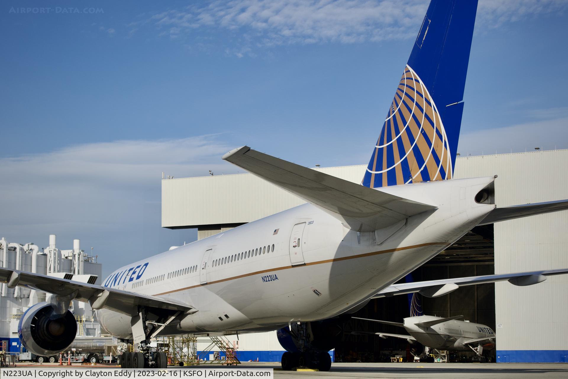 N223UA, 2001 Boeing 777-222 C/N 30224, SFO 2023.