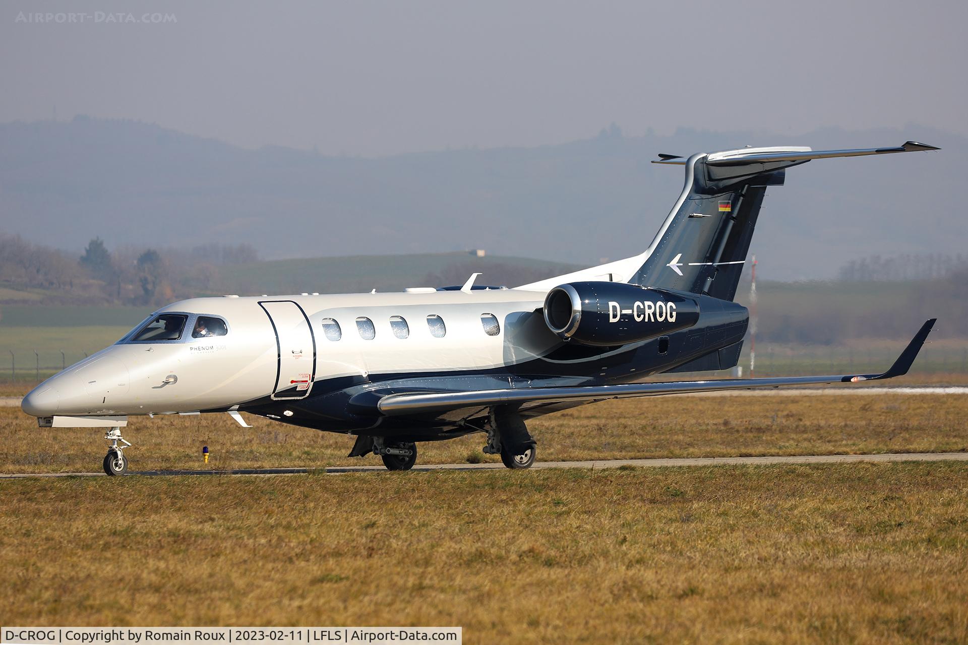 D-CROG, 2019 Embraer EMB-505 Phenom 300 C/N 50500511, Taxiing