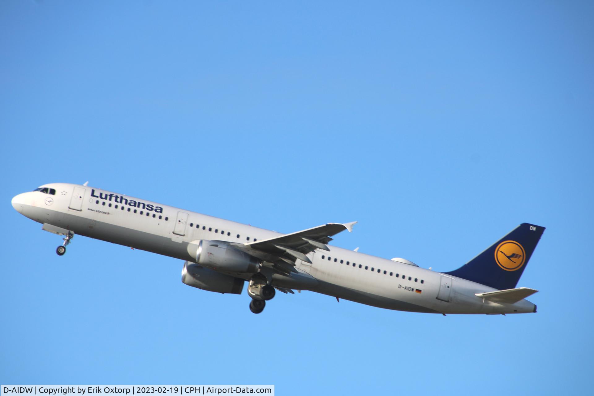 D-AIDW, 2014 Airbus A321-231 C/N 6415, D-AIDW taking off rw 22R