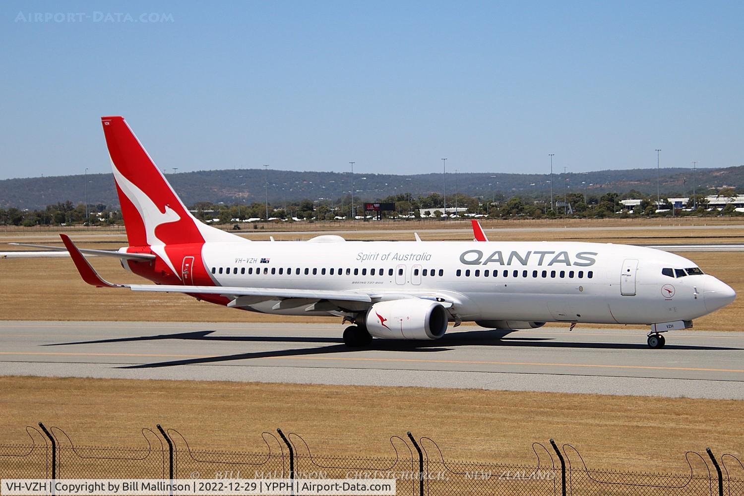 VH-VZH, 2009 Boeing 737-838 C/N 34202, taxi to 03