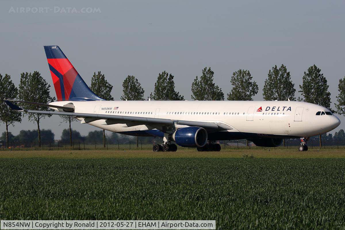 N854NW, 2004 Airbus A330-223 C/N 0620, at spl