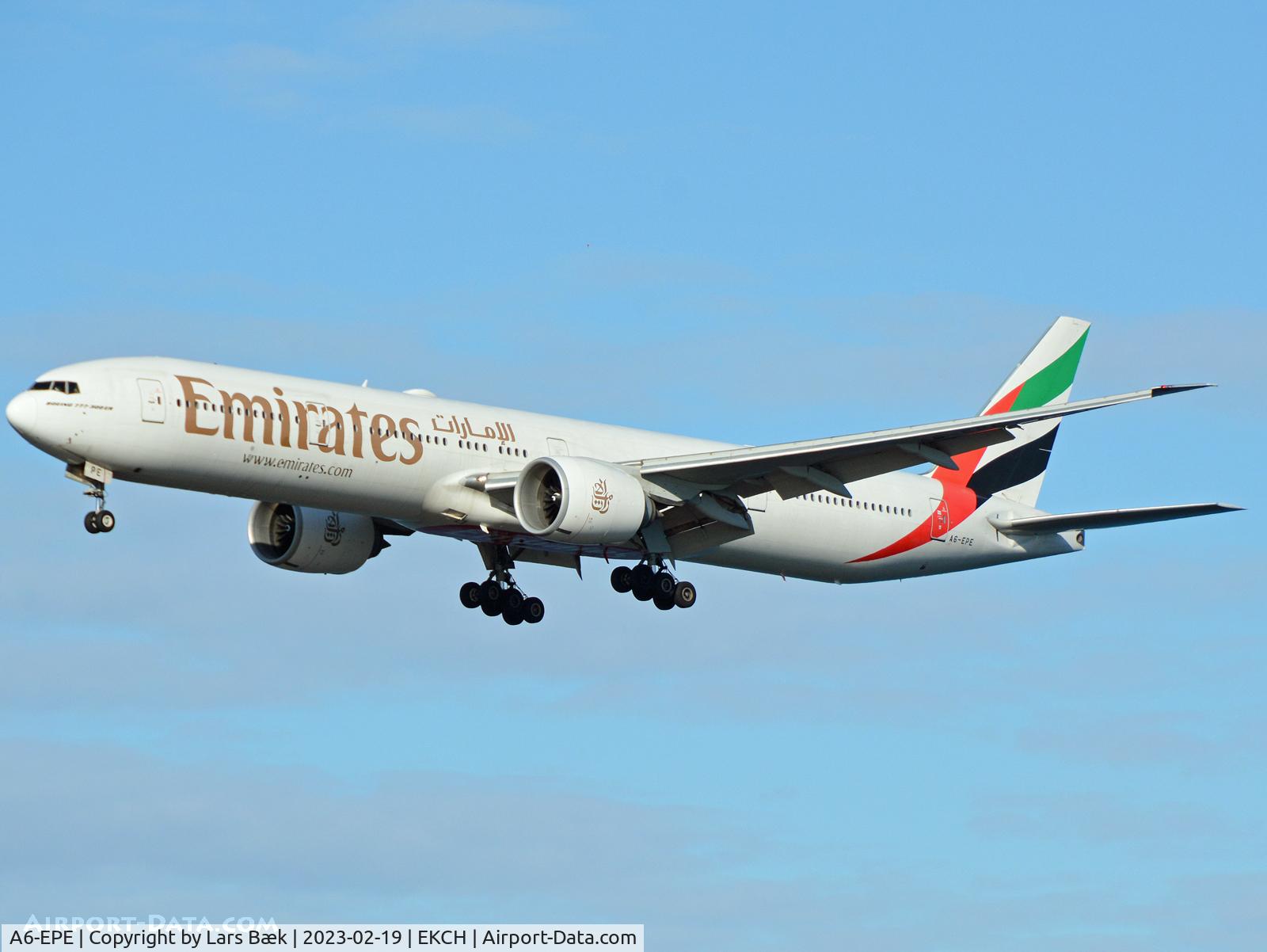 A6-EPE, 2015 Boeing 777-31H/ER C/N 42324, RWY22L