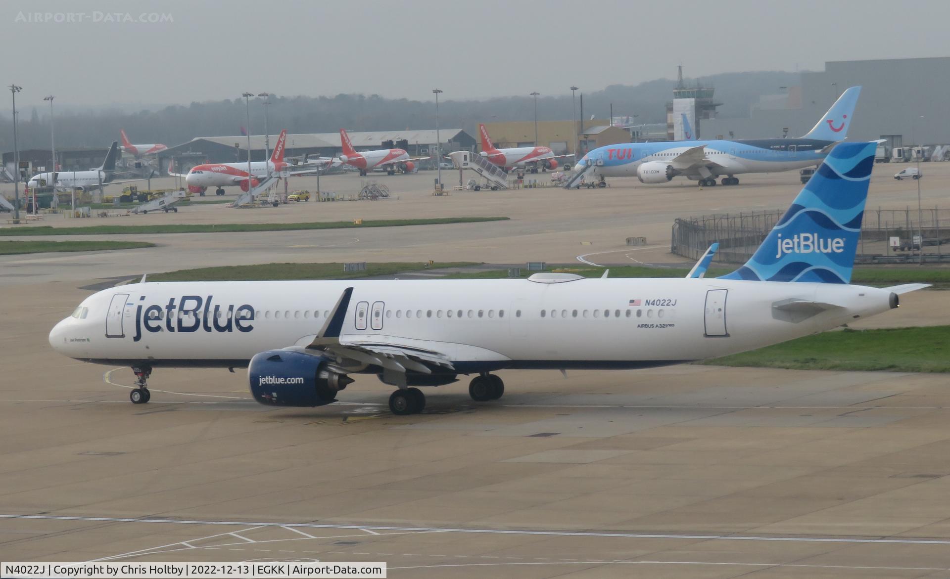 N4022J, 2020 Airbus A321-271NX C/N 10303, Taxiing at LGW