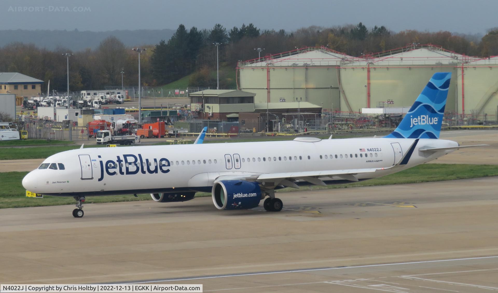 N4022J, 2020 Airbus A321-271NX C/N 10303, Taxiing for take-off at LGW