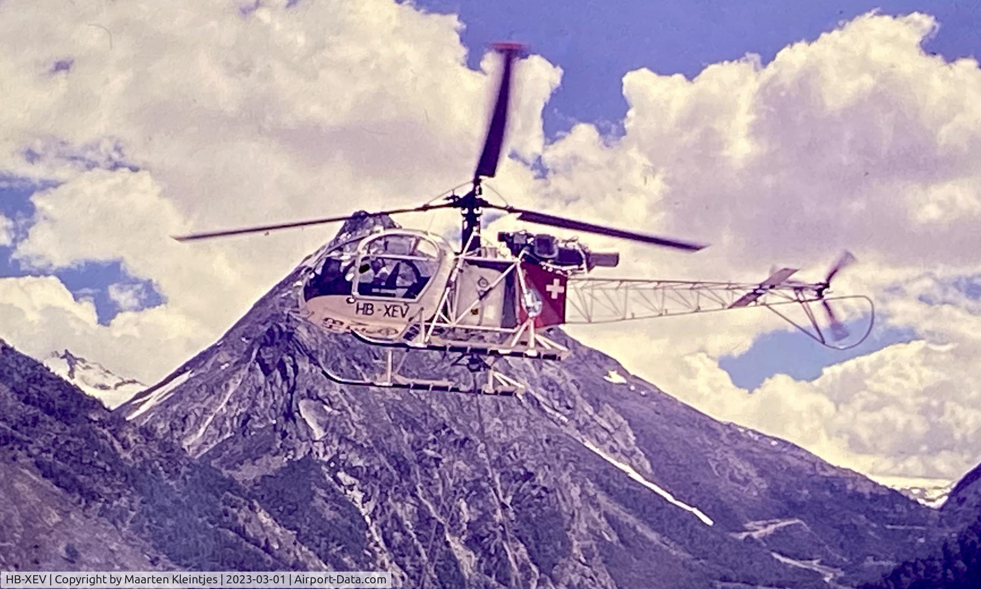 HB-XEV, 1974 Aérospatiale SA-315B Lama C/N 2387, Lifting operation near Visp, 1975 approx