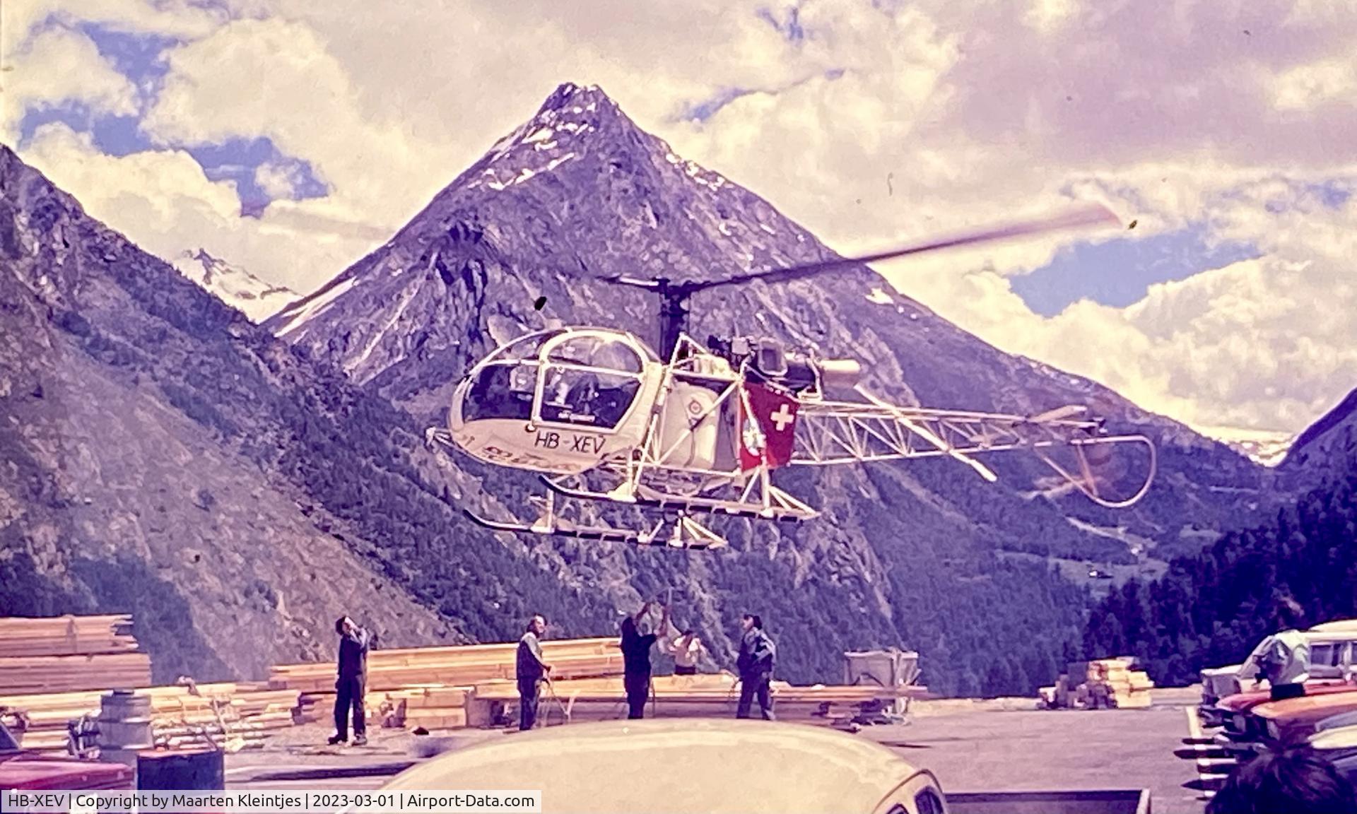 HB-XEV, 1974 Aérospatiale SA-315B Lama C/N 2387, Lifting operation near Visp, 1975 approx