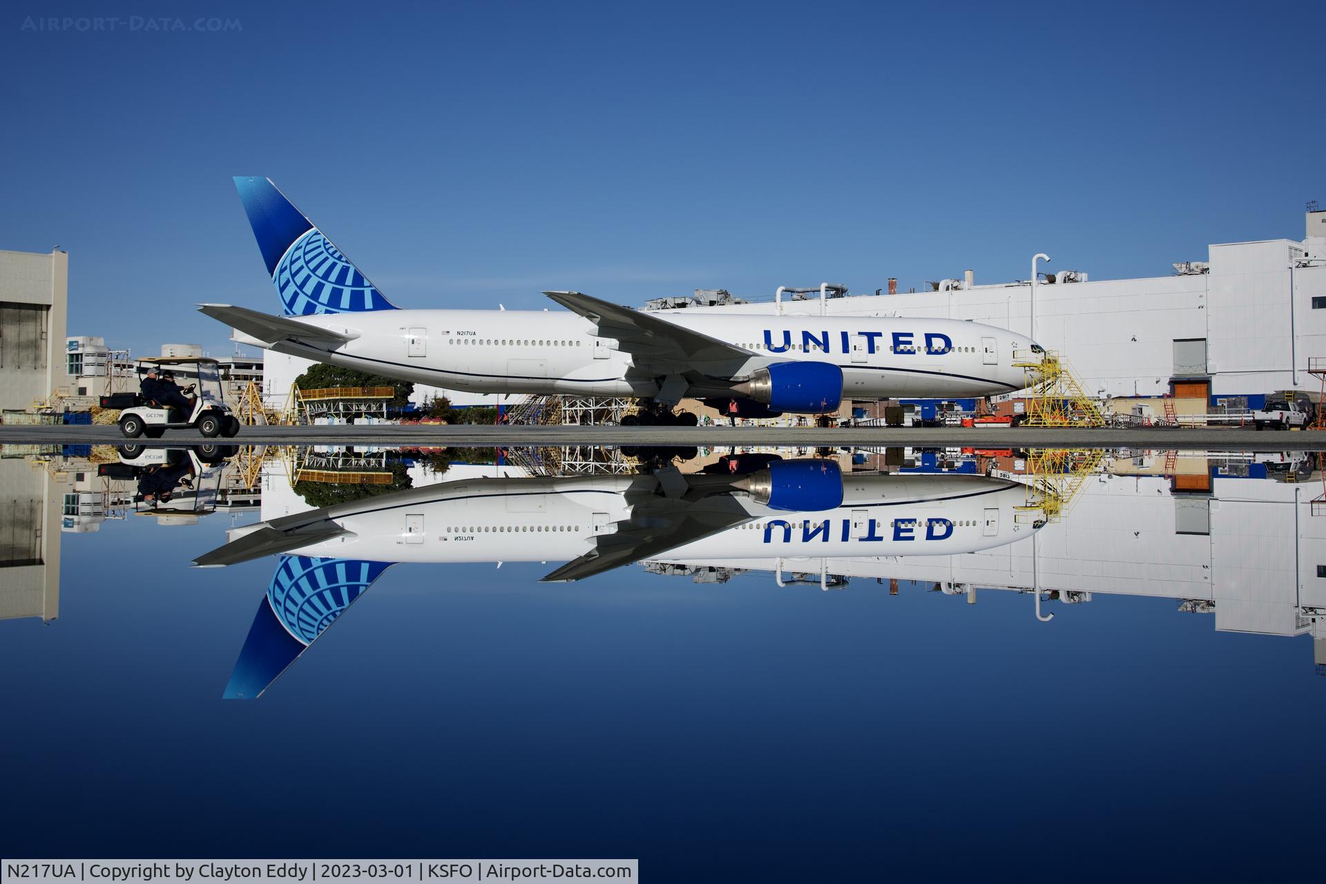 N217UA, 2000 Boeing 777-222 C/N 30550, SFO 2023.