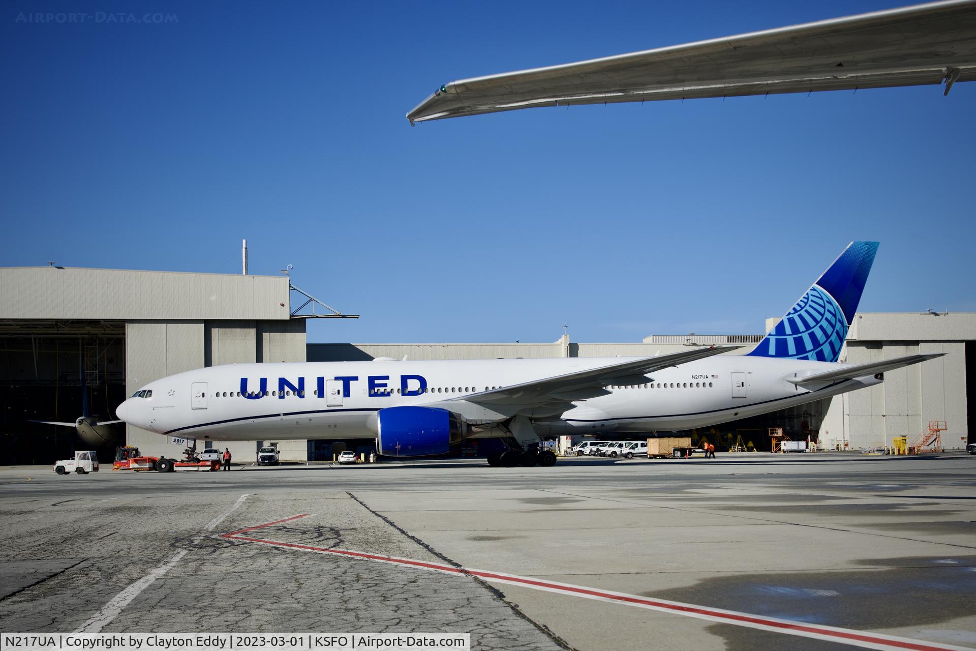 N217UA, 2000 Boeing 777-222 C/N 30550, SFO 2023.