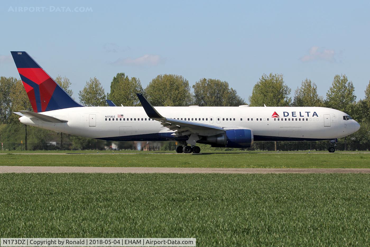 N173DZ, 1998 Boeing 767-332ER C/N 29692, at spl