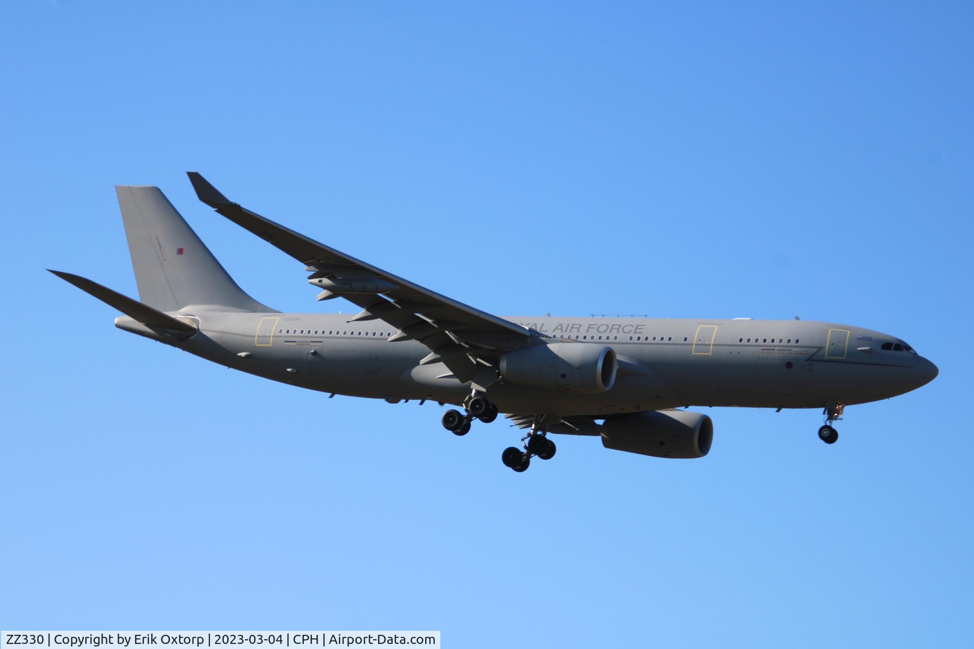 ZZ330, 2009 Airbus KC2 Voyager (A330-243MRTT) C/N 1046, ZZ330 landing rw 04L