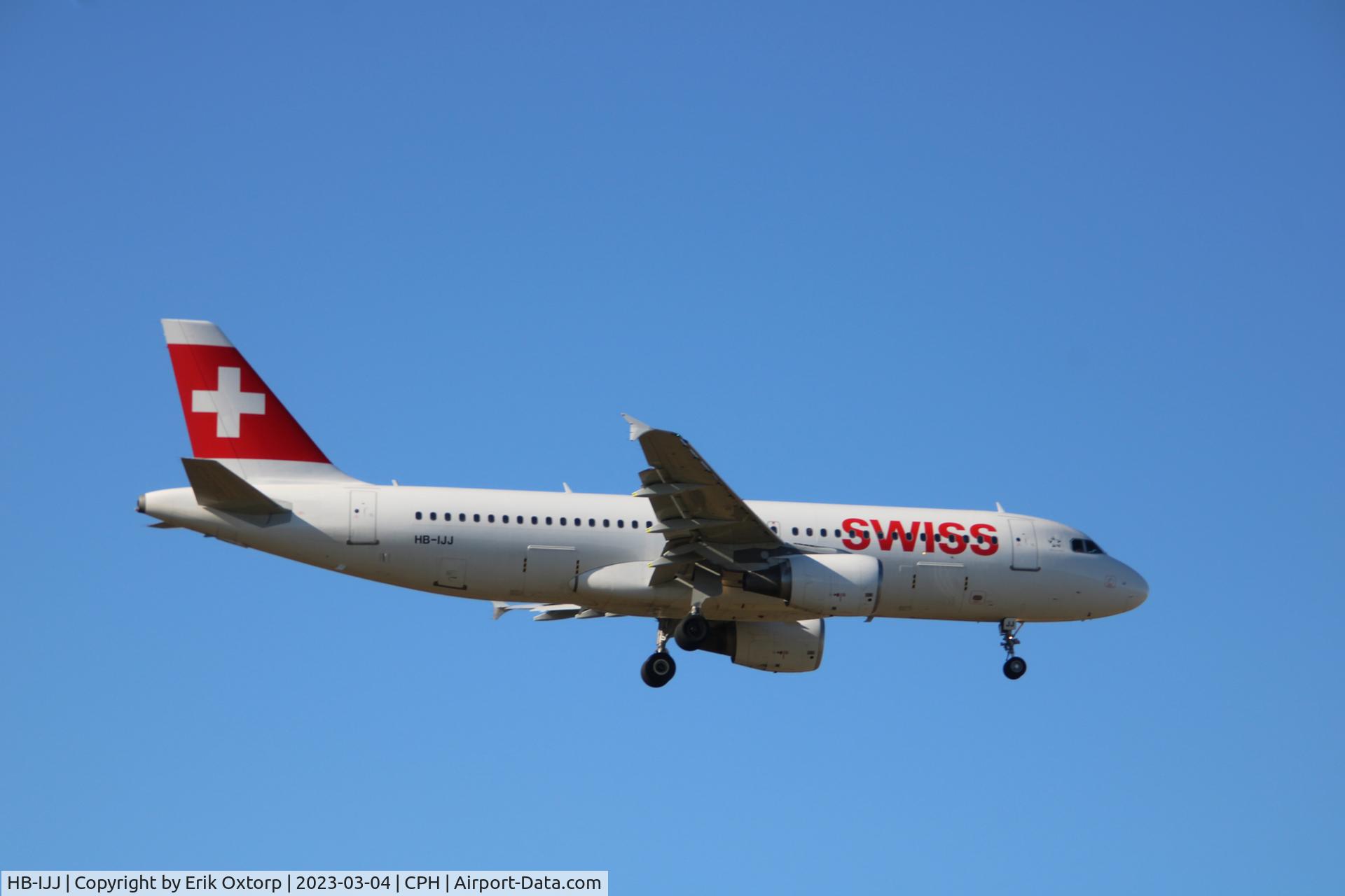 HB-IJJ, 1996 Airbus A320-214 C/N 585, HB-IJJ landing rw 04L