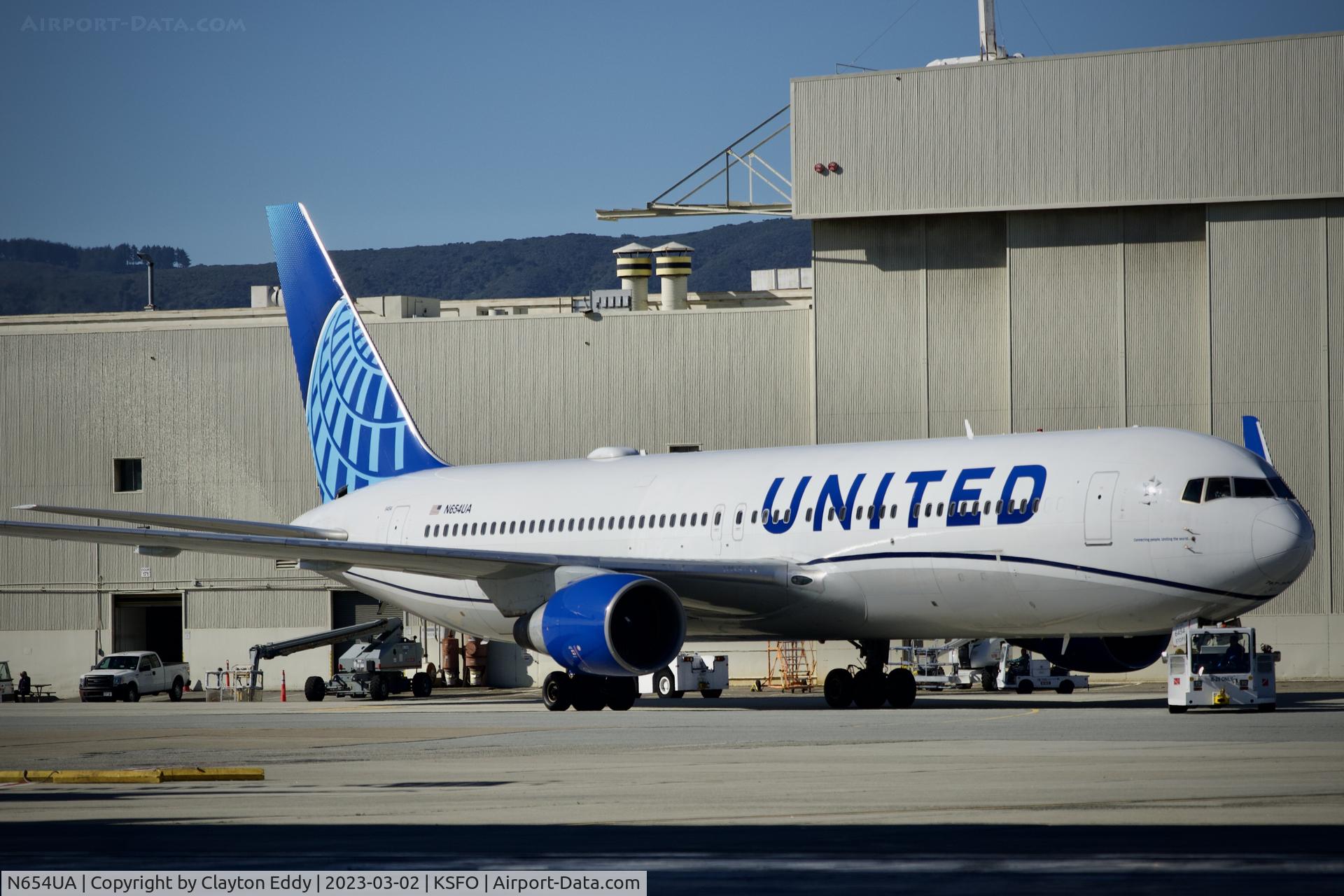 N654UA, 1992 Boeing 767-322ER C/N 25392, SFO 2023.
