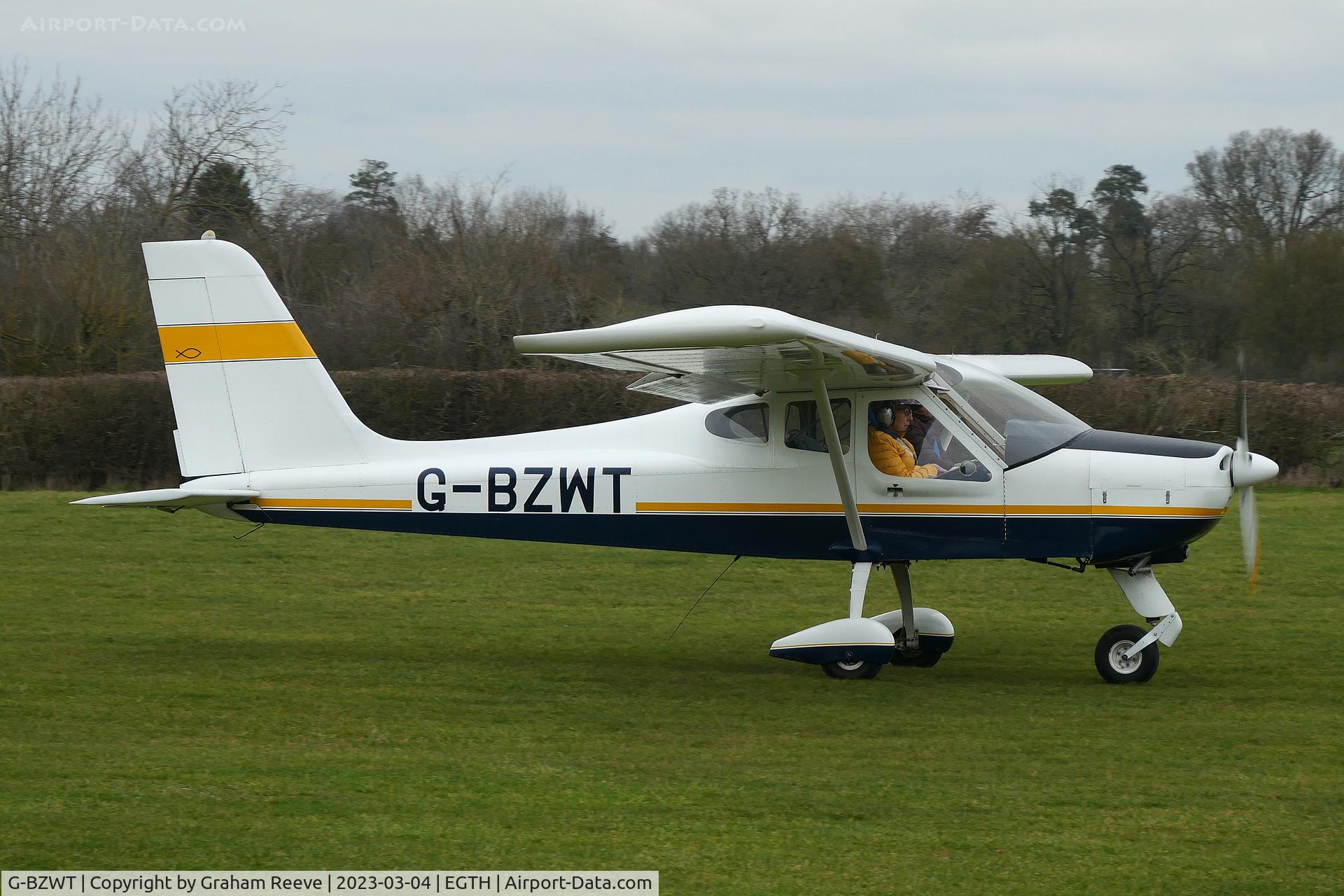 G-BZWT, 2001 Tecnam P-92EA Echo C/N PFA 318-13681, Departing from Old Warden.