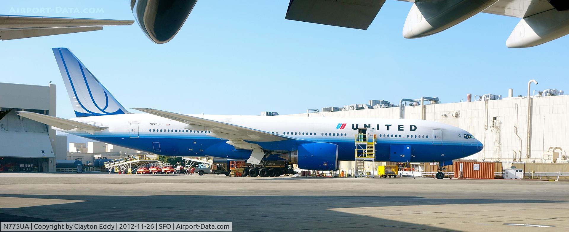 N775UA, 1995 Boeing 777-222 C/N 26947, 2013 SF0.