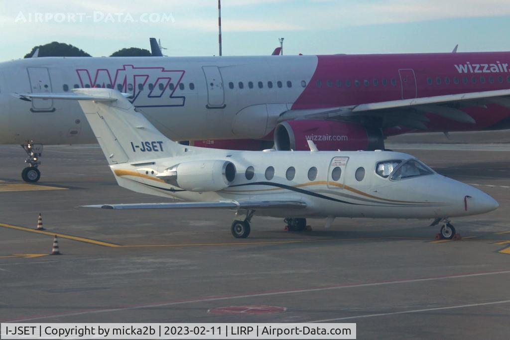 I-JSET, 1996 Raytheon Beechjet 400A C/N RK-133, Parked