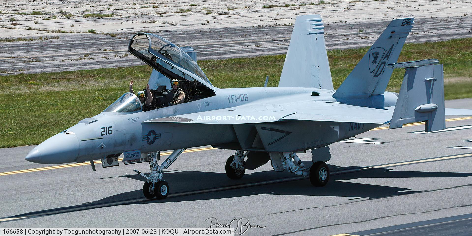 166658, Boeing F/A-18F Super Hornet C/N F136, Super Hornet Demo taxis by the crowd line