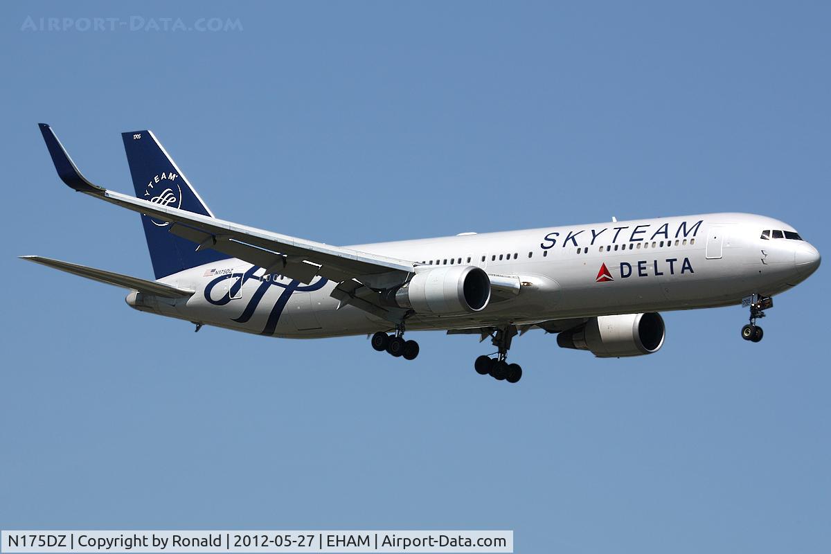 N175DZ, 1999 Boeing 767-332 C/N 29696, at spl