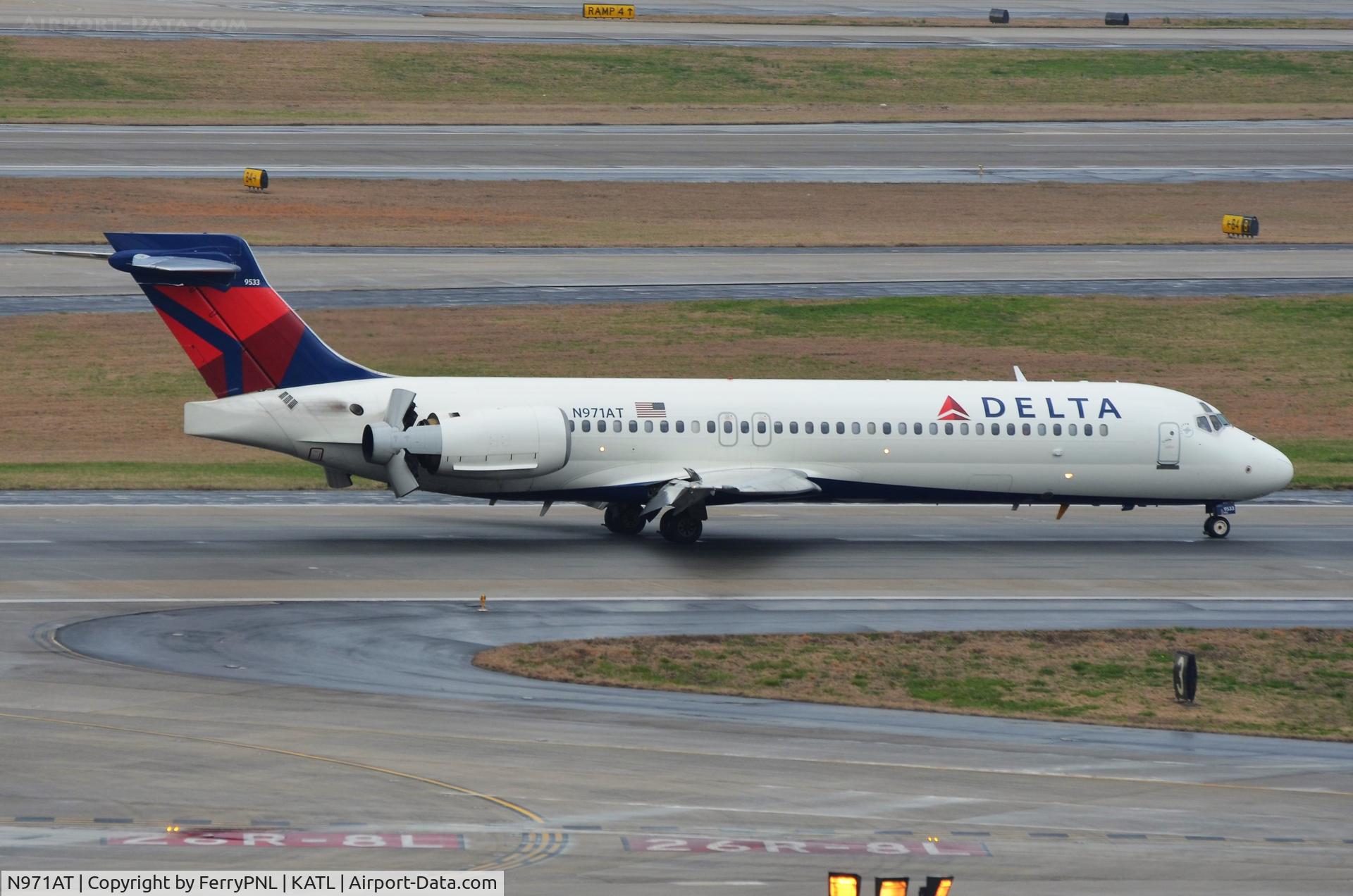 N971AT, 2001 Boeing 717-200 C/N 55032, Delta B717 coming to a stop