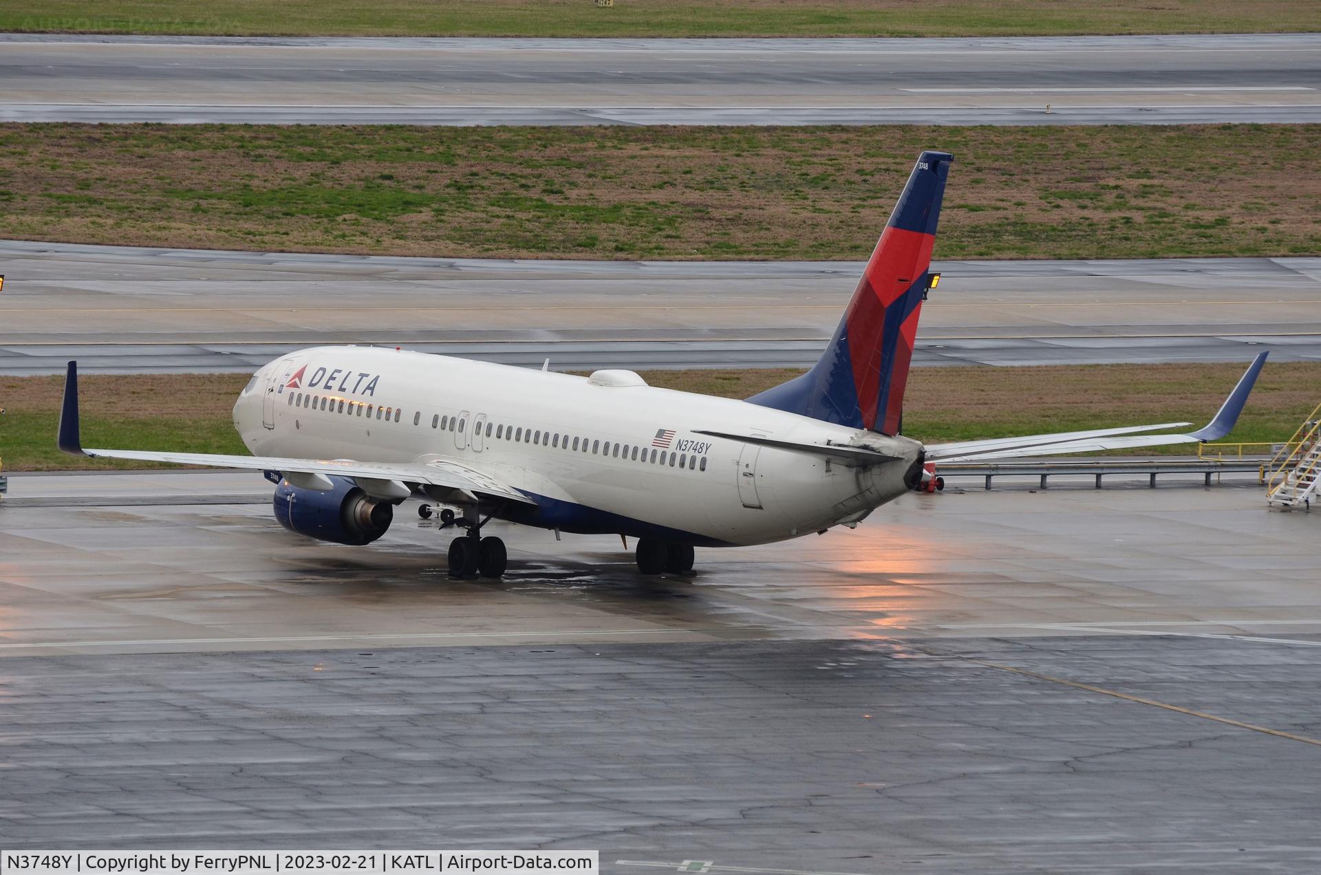N3748Y, 2001 Boeing 737-832 C/N 30489, Delta B738 parked