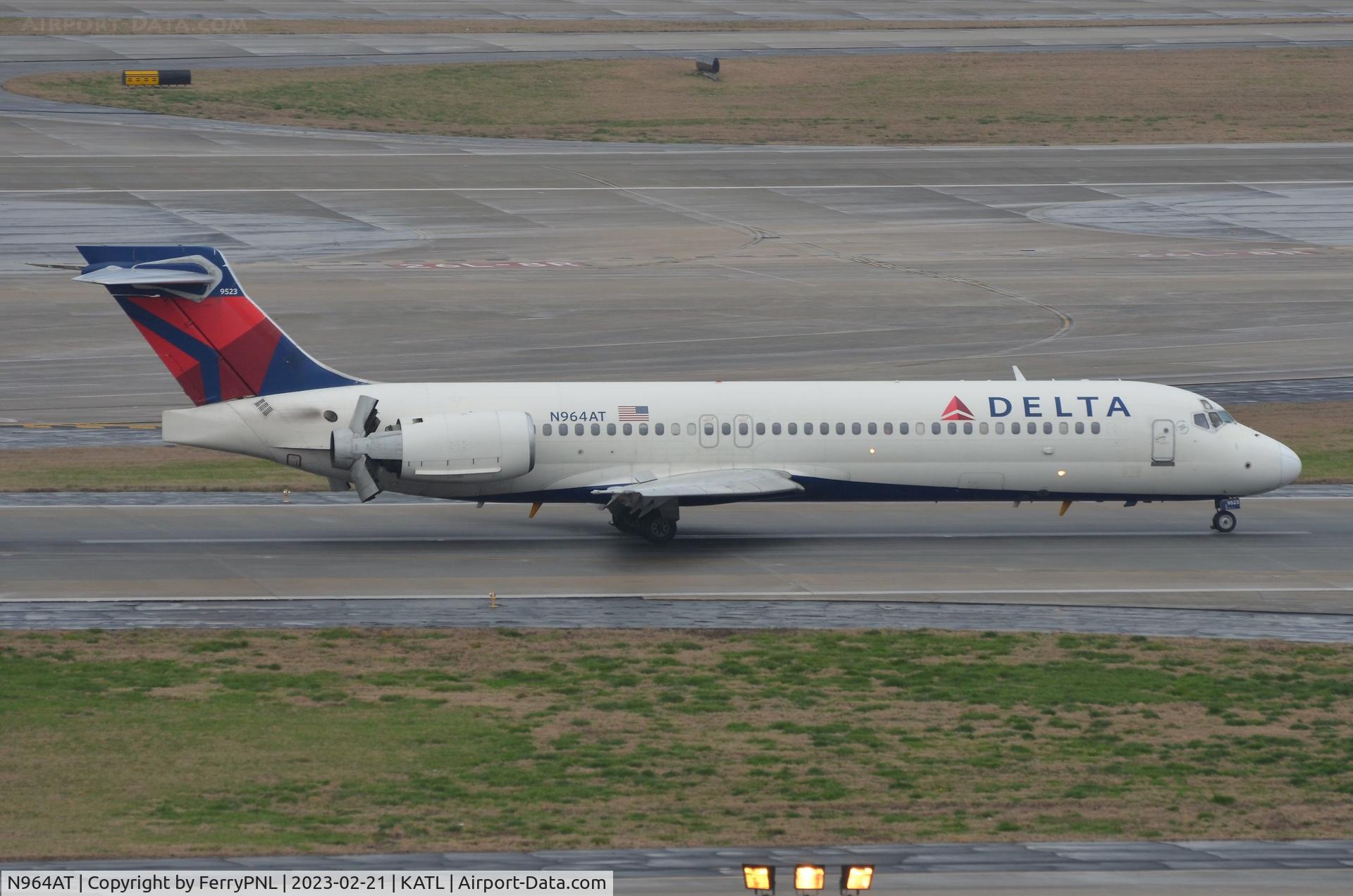 N964AT, 2001 Boeing 717-200 C/N 55025, Delta B717 reversing trust