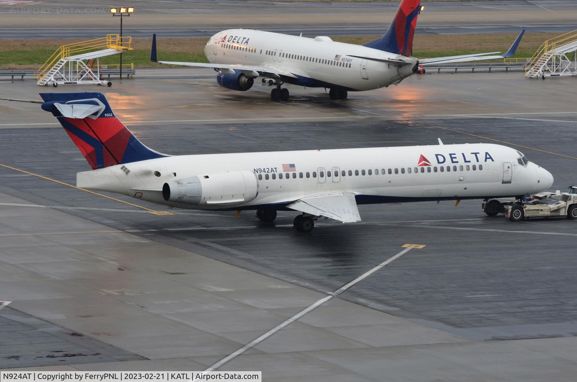 N924AT, 2000 Boeing 717-200 C/N 55080, Delta B717 pulled aside for a few hours rest.