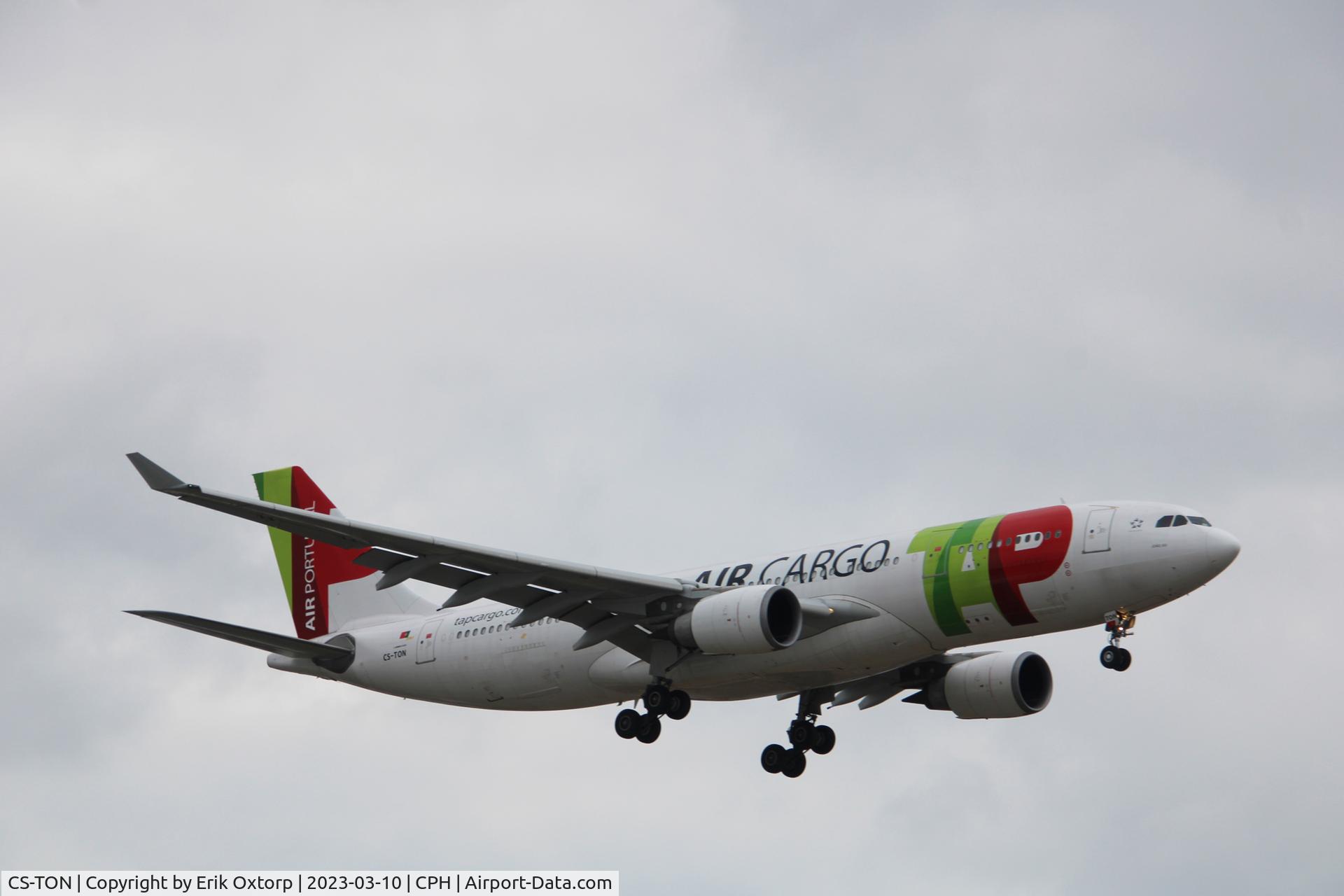 CS-TON, 2008 Airbus A330-202 C/N 904, CS-TON landing rw 04L