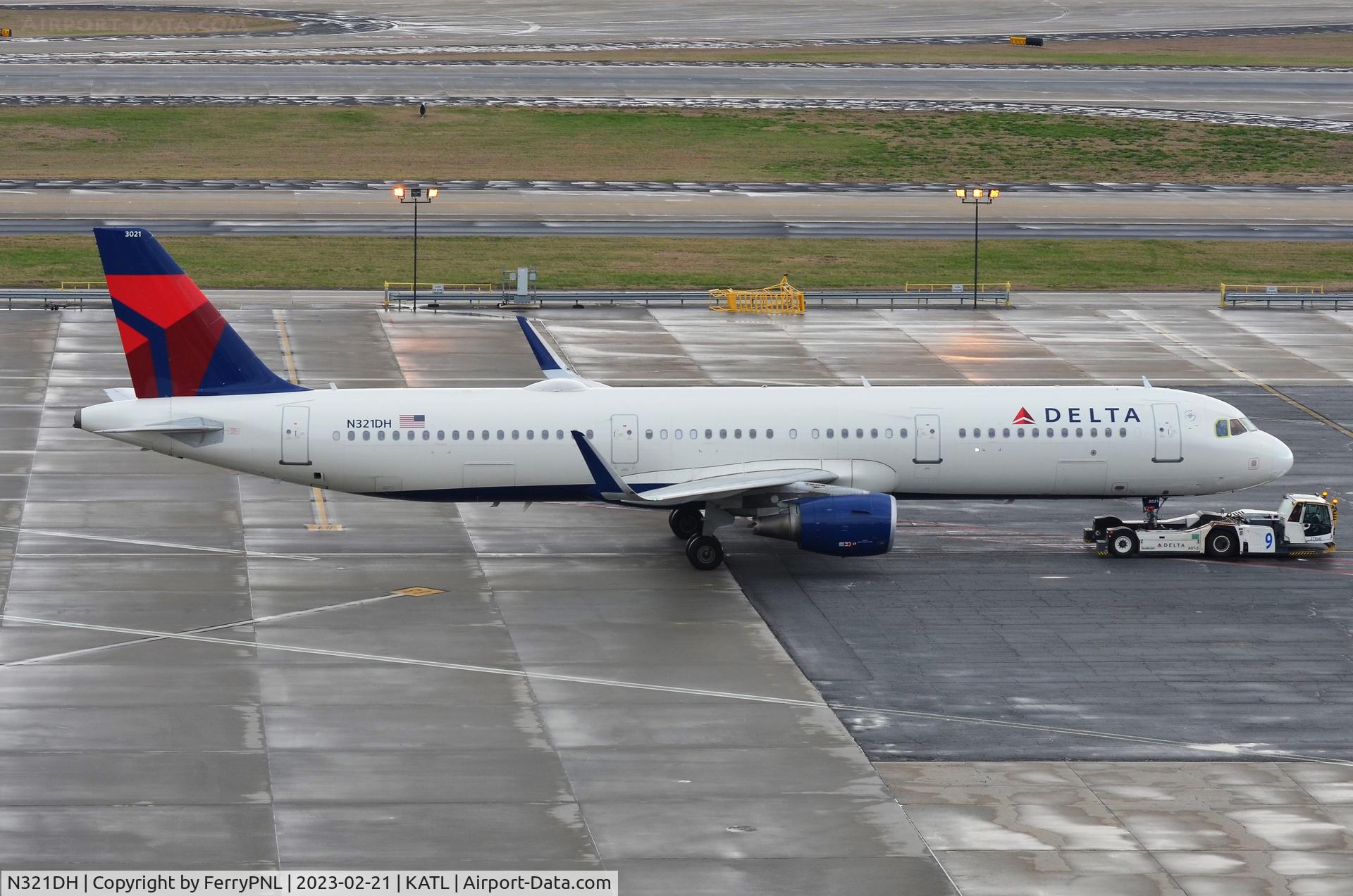N321DH, 2017 Airbus A321-211 C/N 7592, Delta A321 pulled aside
