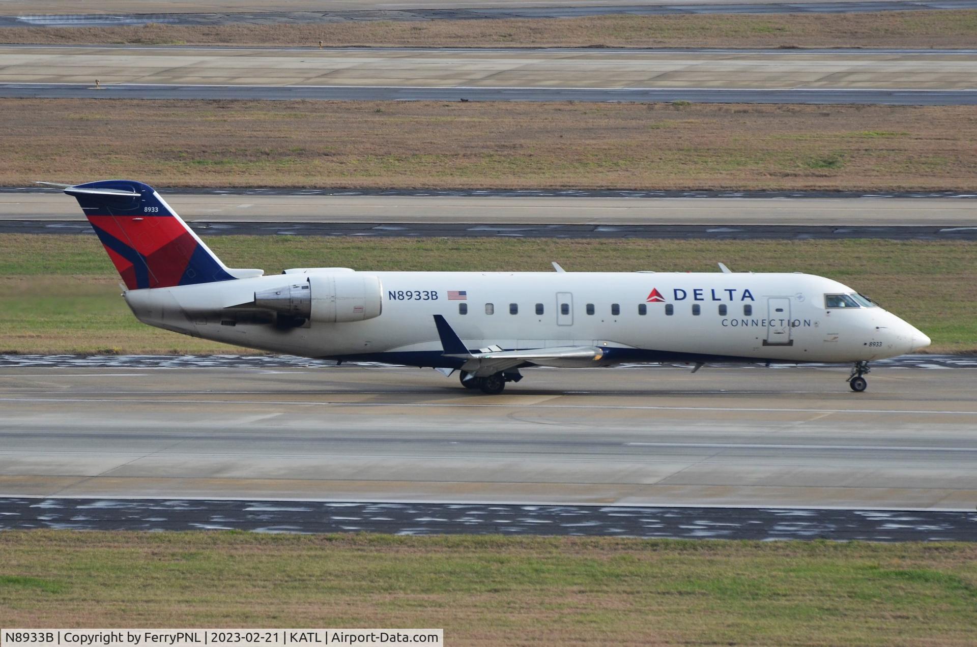 N8933B, 2004 Bombardier CRJ-200 (CL-600-2B19) C/N 7933, Delta Connection CL200 arriving