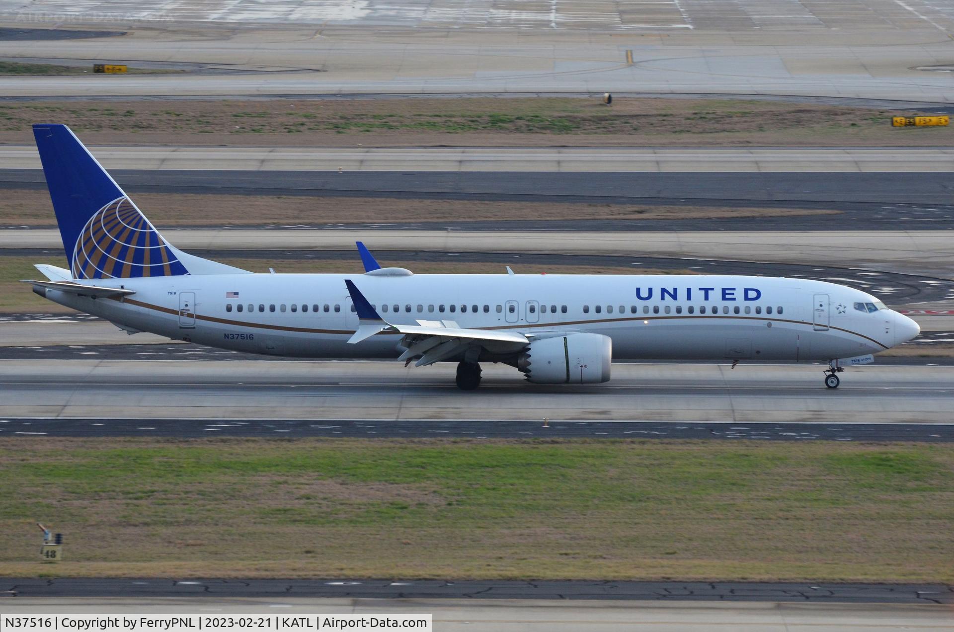 N37516, 2019 Boeing 737-9 MAX C/N 43454, United B739 rolling in ATL
