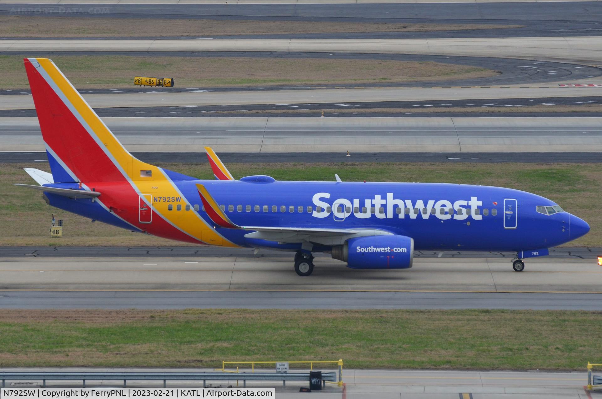 N792SW, 2000 Boeing 737-7H4 C/N 27887, Southwest B737 taxying past