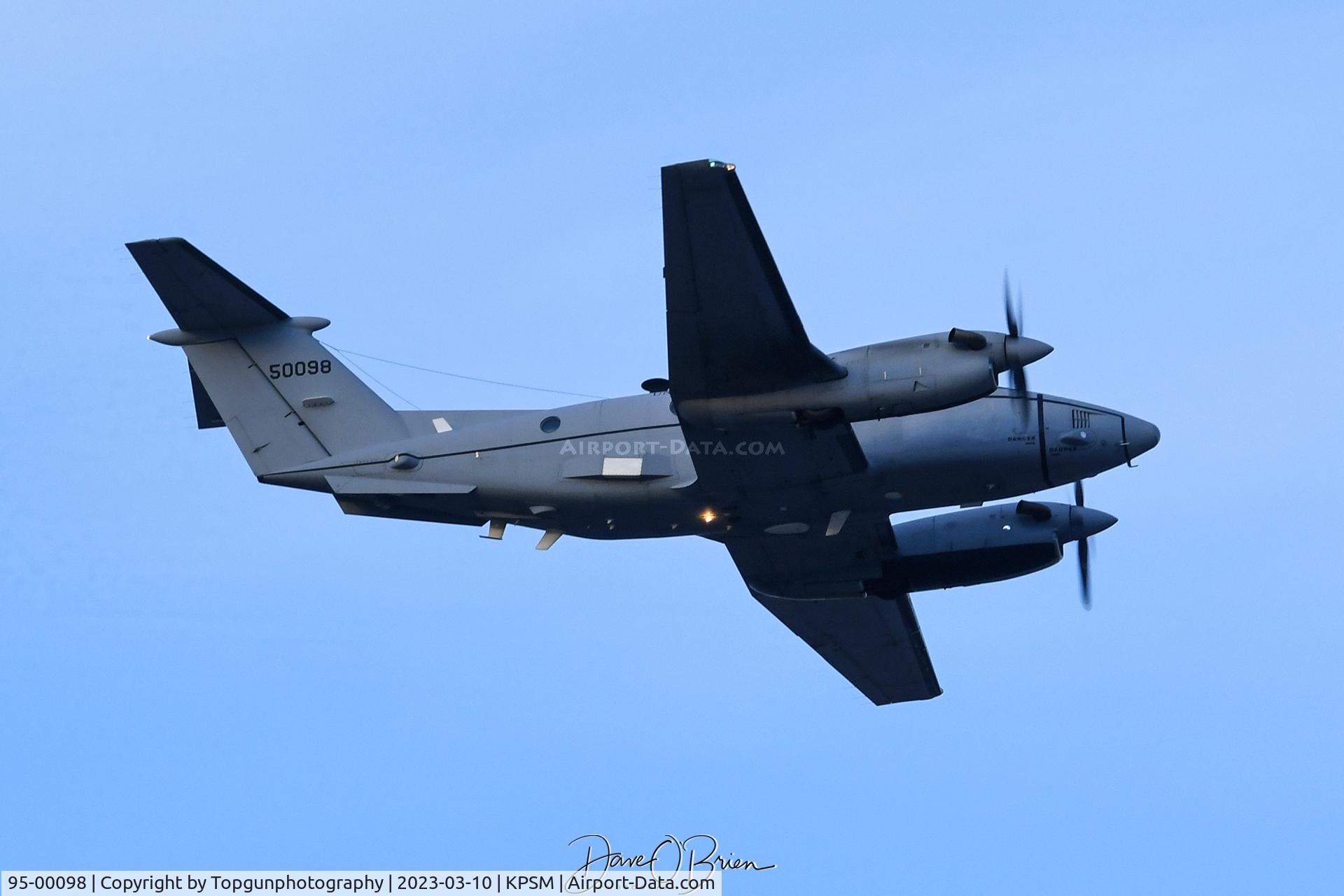 95-00098, 1996 Beechcraft C-12V Huron C/N BW-26, WING39 heading back to McGuire
