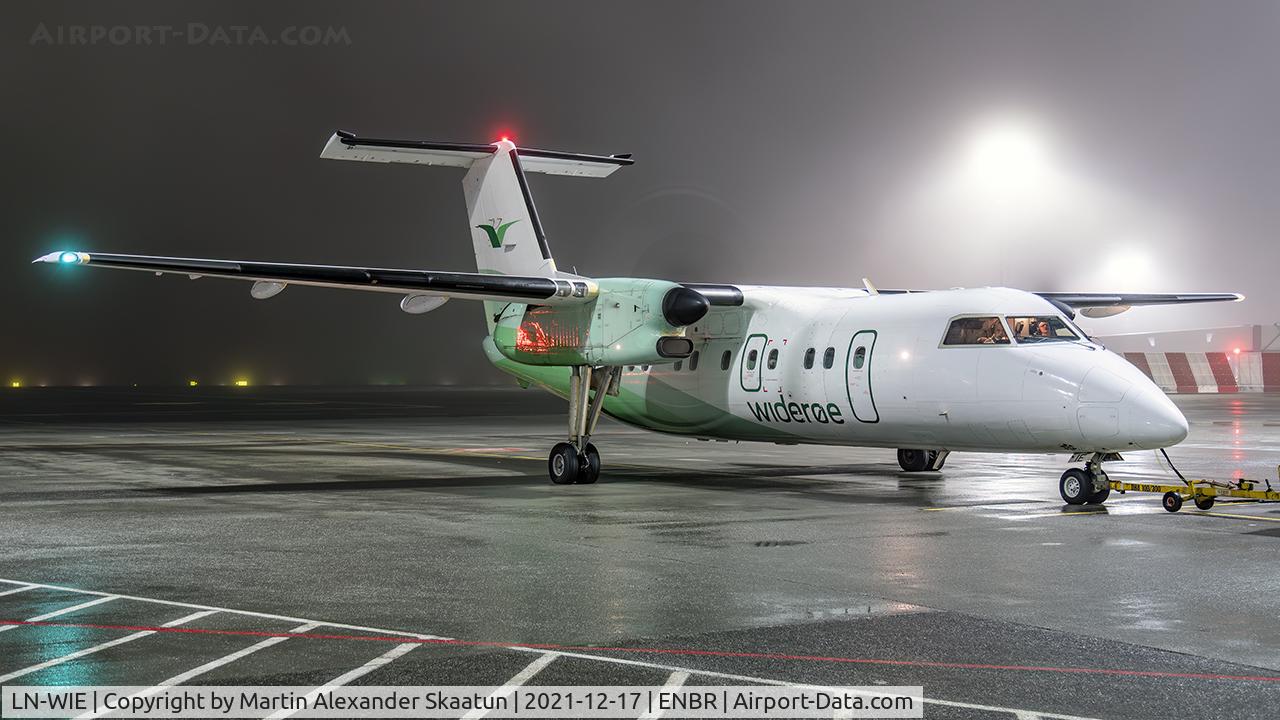 LN-WIE, 1994 De Havilland Canada DHC-8-103 Dash 8 C/N 371, Pushed back from gate 16.