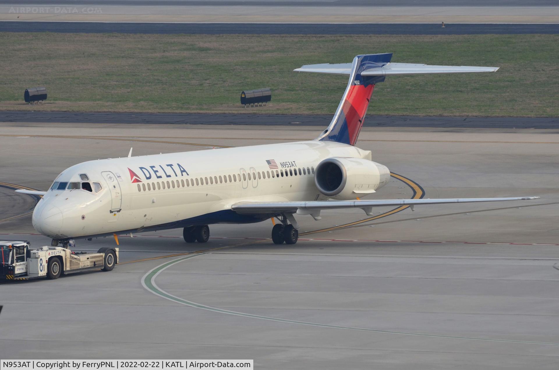 N953AT, 2000 Boeing 717-200 C/N 55015, Delta B717 under tow