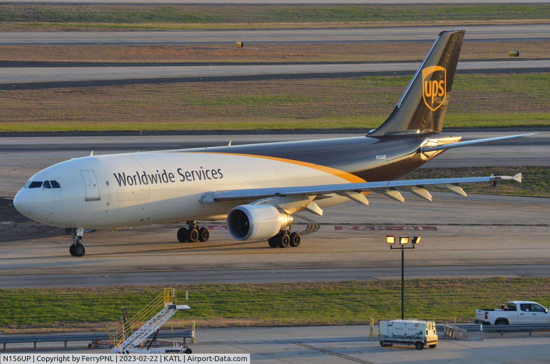 N156UP, 2004 Airbus A300F4-622R C/N 0845, UPS A300-600 Freighter pulling in