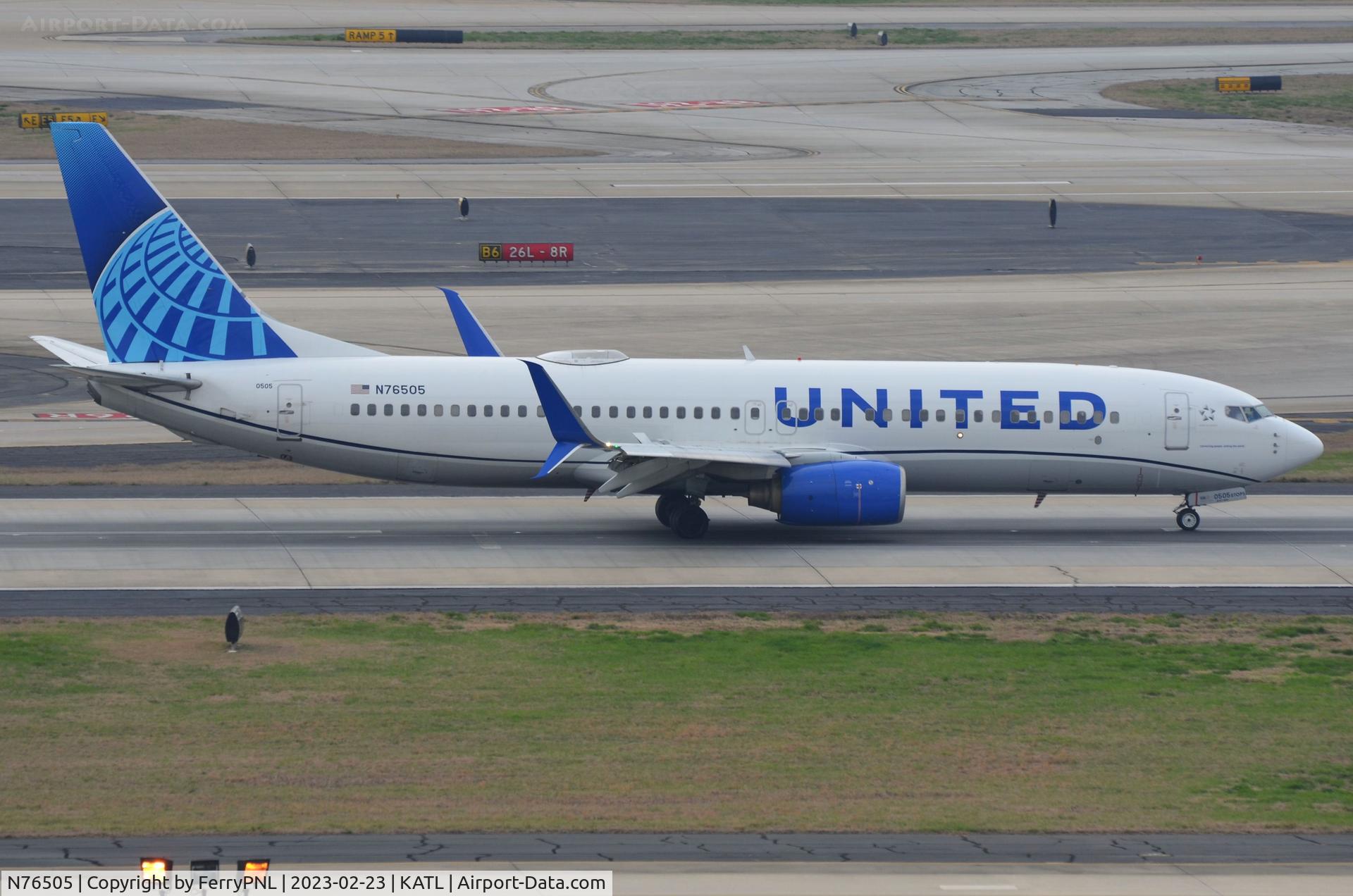 N76505, 2006 Boeing 737-824 C/N 32834, United B738 arriving