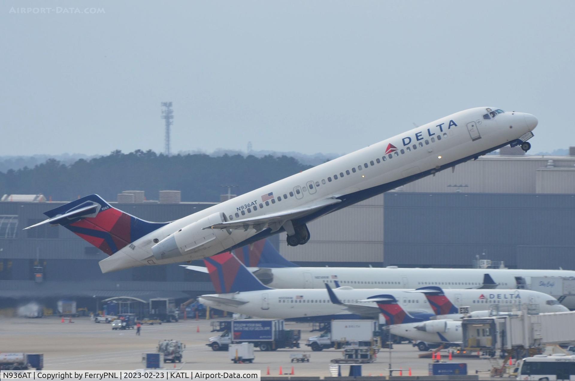 N936AT, 1999 Boeing 717-200 C/N 55058, Delta B717 taking-off