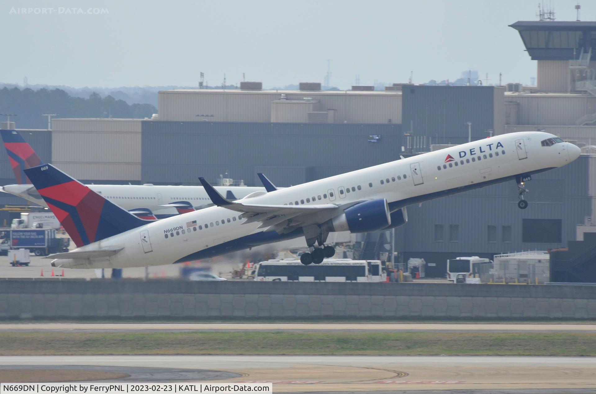 N669DN, 1991 Boeing 757-232 C/N 25142, Delta B752 lifting-off