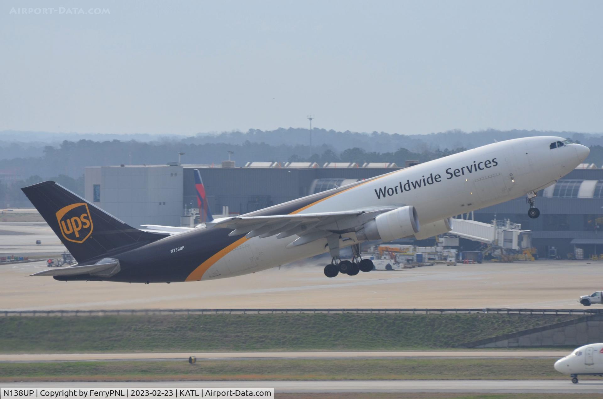 N138UP, 2001 Airbus A300F4-622R(F) C/N 0821, UPS A306F lifting-off