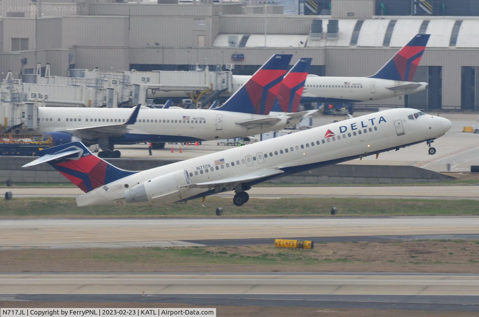 N717JL, 2002 Boeing 717-200 C/N 55042, Delta B717 rotating