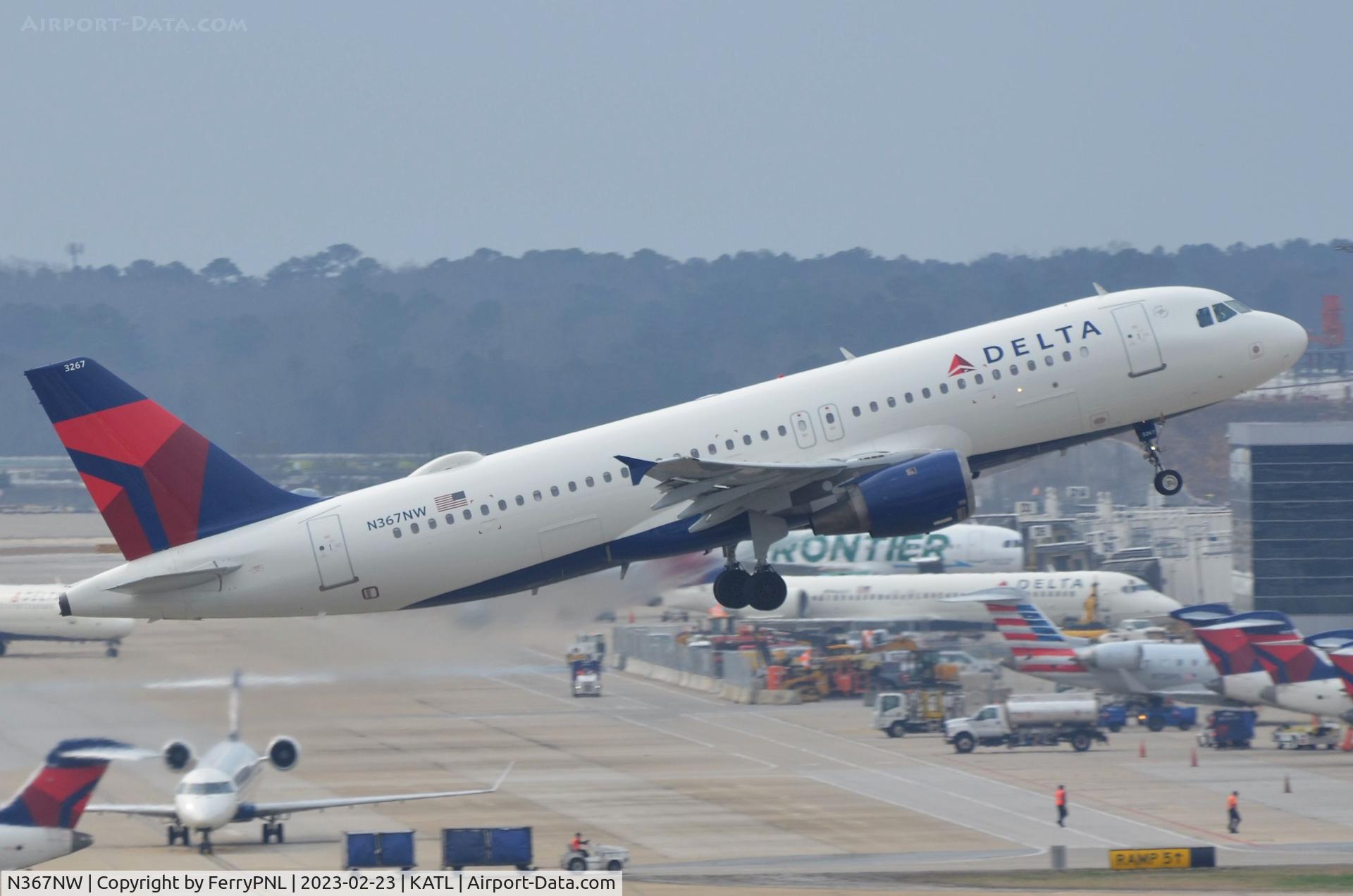 N367NW, 1999 Airbus A320-212 C/N 0988, Delta A320 taking-off