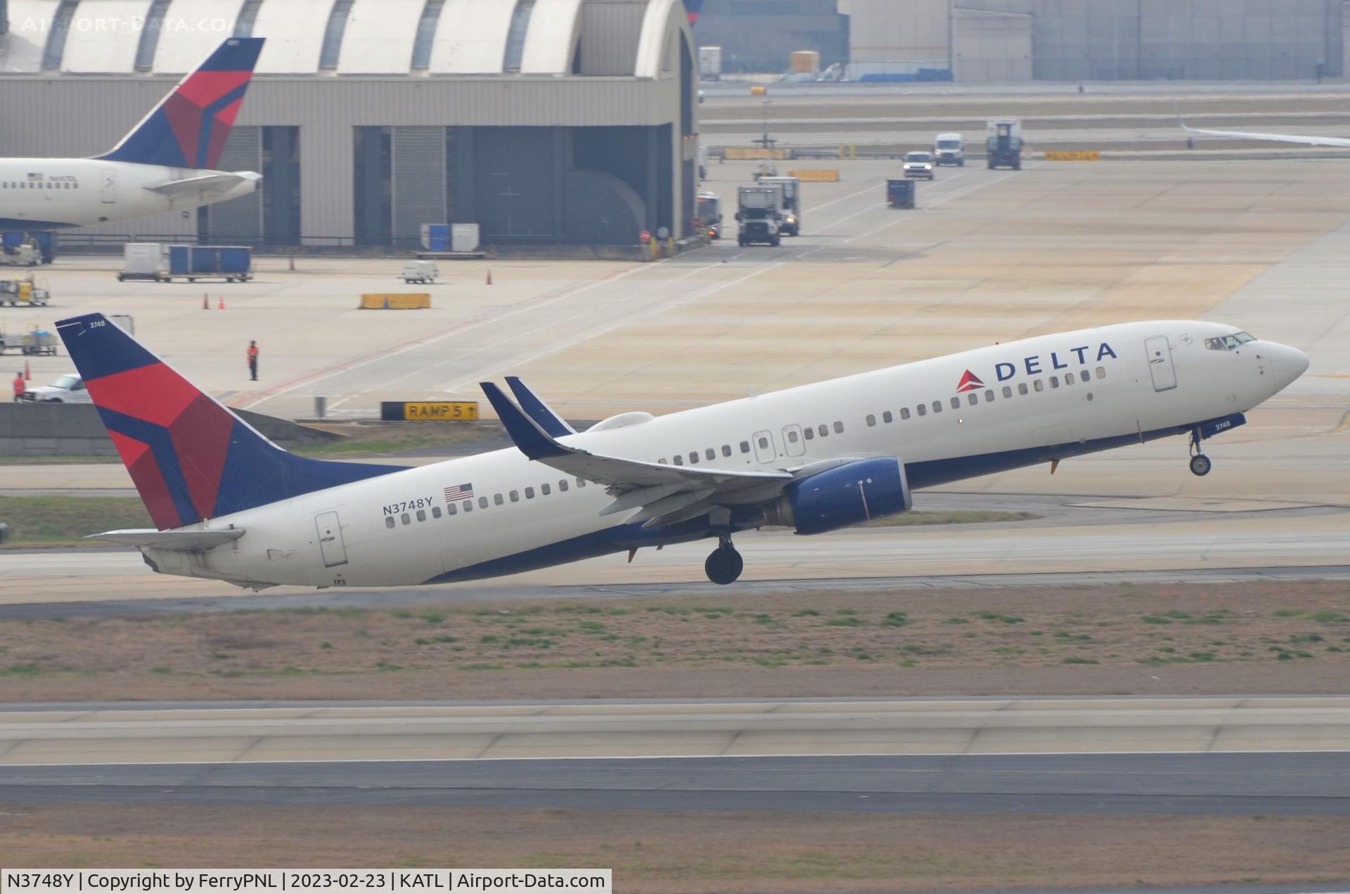 N3748Y, 2001 Boeing 737-832 C/N 30489, Delta B738 taking-off