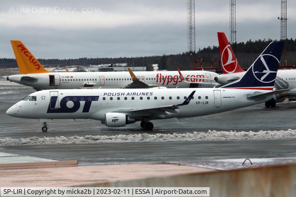 SP-LIR, 2012 Embraer 175LR (ERJ-170-200LR) C/N 17000340, Taxiing