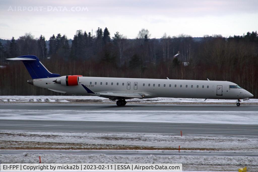 EI-FPF, 2016 Bombardier CRJ-900LR (CL-600-2D24) C/N 15403, Taxiing
